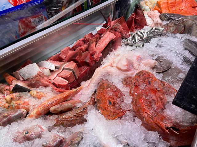 Frischer Fisch an unserem Marktstand – Bild 5