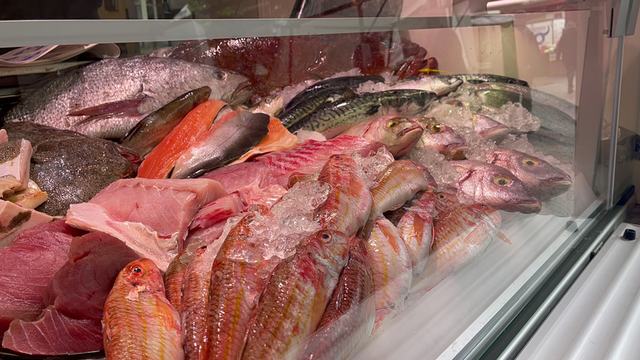 Frischer Fisch an unserem Marktstand – Bild 6