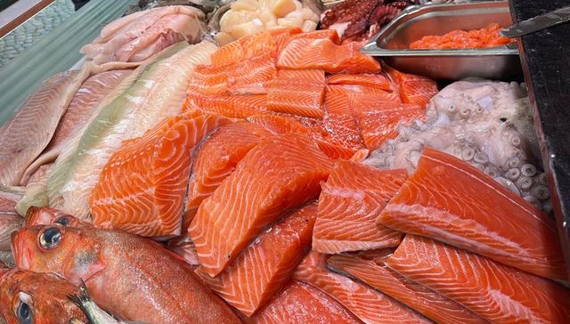 Frischer Fisch an unserem Marktstand – Bild 1